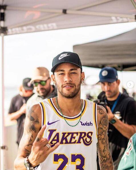 梅西赛前将球衣赠予安哥拉总统，总统回赠他一座纪念奖杯