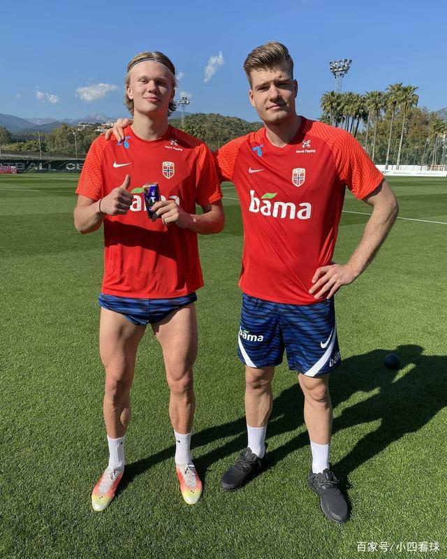 女子在冰面上奔跑拍照，突然冰面破裂女子坠入湖中！