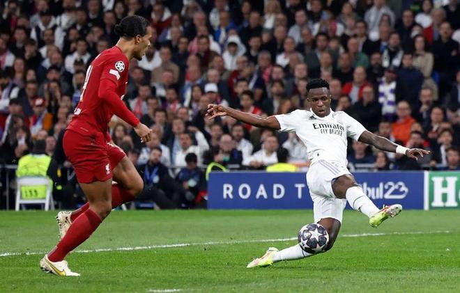 记者：拜仁考虑通过引进巴莱巴以顶替去向未明的格雷茨卡