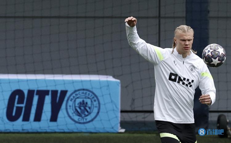 里贝里社交媒体分享与齐达内合照