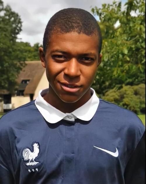 记者：梅西到诺坎普后请求工作人员入场许可，巴萨欣然同意